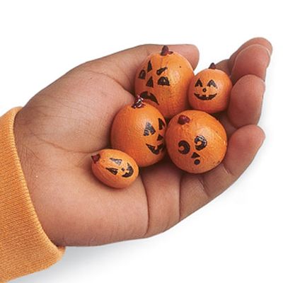 Acorn-pumpkins-halloween-craft-photo-420-FF1004ALMBA02